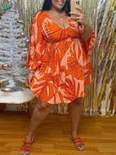 Langärmliges Midikleid mit Blumenmuster und Schnürung